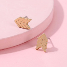 Минималистичные украшения для ушей, золотые металлические маленькие серьги-стрелки, новые модные простые серьги-гвоздики для женщин 2024 - купить недорого
