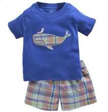 Новый комплект одежды для маленьких мальчиков с голубым Китом комплекты одежды для новорожденных футболка на возраст от 6 до 24 месяцев клетчатые шорты штаны, комплекты летние хлопковые комплекты 2024 - купить недорого