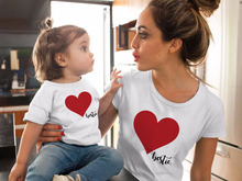 Camiseta de corazón a juego para madre e hija, ropa de aspecto familiar, traje a juego, amor, madre e hija 2024 - compra barato