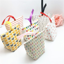 Caja de papel de embalaje para dulces de boda y compromiso, suministros de fiesta blanca, bolsa de papel de decoración de puntos blancos y negros, 6x6x10cm 2024 - compra barato