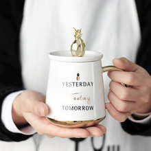 Творческий Ананас Cofee Чашки 400 мл керамика чайная чашка Европейский Золотой цвет ручки кружки с крышкой дома завтрак молоко кружка подарки 2024 - купить недорого