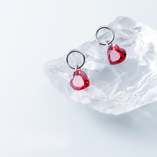 Женские серьги-гвоздики из серебра 100% пробы с красным сердцем 2024 - купить недорого