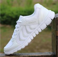 Zapatillas de deporte súper ligeras para mujer, Tenis femeninos de malla de aire, informales, vulcanizados, transpirables, color blanco 2024 - compra barato