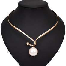 Крученое металлическое ожерелье из сплава искусственный жемчуг кулоны ожерелья для женщин простой дизайн Эффектный металлический воротни... 2024 - купить недорого