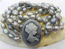 Collar con colgante de perlas cultivadas reales, 3 filas, color gris plateado, broche de AVATAR de QUEEN'S en relieve, envío gratis 2024 - compra barato