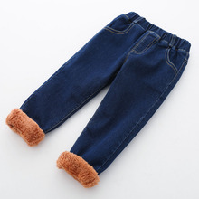 Теплые зимние джинсы для маленьких мальчиков, новинка 2020, повседневные качественные плотные бархатные джинсовые брюки для мальчиков 1-5 лет! 2024 - купить недорого