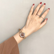 Relógio de pulso dourado feminino, relógio pequeno quartz de malha dourada elegante com pulseira 2024 - compre barato