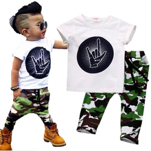 Стильные комплекты верхней одежды для маленьких мальчиков футболка с рокерским жестом для маленьких мальчиков + камуфляжные штаны в комплекте Одежды 2024 - купить недорого