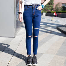 Тонкий стрейч рваные джинсы для Для женщин эластичность кожи Высокая талия джинсы Для женщин карандаш джинсовые штаны джинсы цвет синий, черный; Большие размеры 34–43 Джинсы с прорехами 2024 - купить недорого