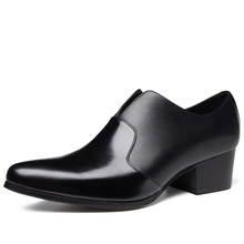 Модные мужские лоферы в деловом стиле из натуральной кожи; черные туфли на высоком каблуке с острым носком; дышащие свадебные туфли-оксфорды 2024 - купить недорого
