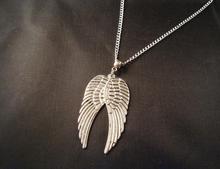 Pingente colar dupla asas de anjo, presente para homens e mulheres proteção joia espiral frete grátis 2024 - compre barato