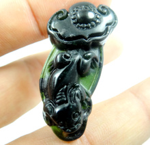 Colgante de Piedra verde y negra natural china, estatua de amuleto de la suerte tallada a mano, fabricación de joyería, 37x19, venta al por mayor 2024 - compra barato
