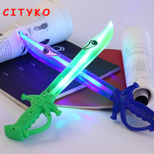 1 Pcs Aleatório das Crianças Ao Ar Livre Meninos Meninas Piscando Arma Modelo Tubarão Faca Sabre De Luz Espada Laser de Brinquedo Luminoso Presentes Criativos 2024 - compre barato