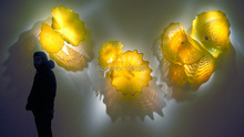 Новое поступление желтые стеклянные настенные художественные дешевые выдувные Стеклянные Настенные тарелки искусство для украшения отеля 2024 - купить недорого