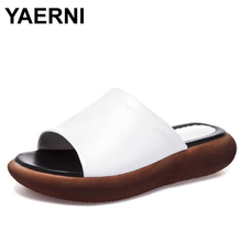 YAERNI-Sandalias de cuero suaves para mujer, zapatillas de mujer, zapatos informales con plataforma, simples, abiertas, novedad de 2019 2024 - compra barato