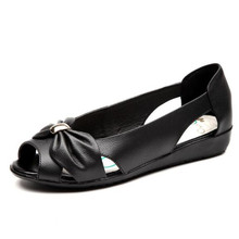 Sandalias ligeras y cómodas para mujer, zapatos informales de talla grande, Sandalias planas de cuero genuino hueco, novedad de 2020 2024 - compra barato