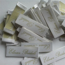 1000 peças, 6*2 cm letras customizadas curvas de alumínio branco tecido de cetim etiqueta traje de vestuário 2024 - compre barato