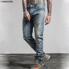 2017, Новая мода мужские нищий отверстие джинсы Slim Фитнес хлопок рваные прямые брюки мальчиков брендовая одежда поцарапанные джинсовые брюки 2024 - купить недорого