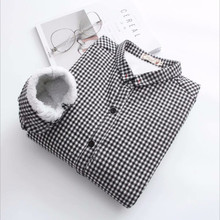 2021 новая Корейская черно-белая клетчатая бархатная рубашка женская теплая зимняя утолщенная блузка с длинным рукавом Топы Женская верхняя одежда 2024 - купить недорого
