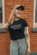 Один раз в некоторое время кто-то удивительное приходит сюда я Женская графическая Рубашка летняя Tumblr модная футболка Femme Забавный слоган футболки 2024 - купить недорого