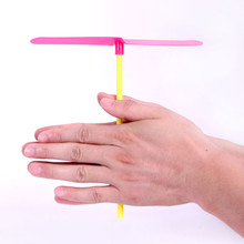 Brinquedo voador libélula bambu plástico esfregando para as mãos 2024 - compre barato