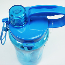 Бутылка для воды большой емкости с веревочной крышкой, 2000 мл, пластиковая Спортивная бутылка для воды для путешествий, шейкер, моя портативная соломенная бутылка для воды с ремешком 2024 - купить недорого