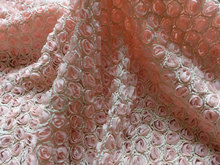 Романтичная шифоновая ткань с 3D розами, розовая шифоновая ткань с цветочной вышивкой для свадебного платья 2024 - купить недорого