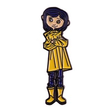 Эмалированная булавка Coraline, милая кукла в желтом дождевике, брошь, страшная анимация, блестящее украшение для курток 2024 - купить недорого