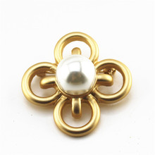 2020 New Japanese and Korean style matte gold alloy cross inlaid imitation pearl brooch Coat coat accessory pins 2024 - buy cheap