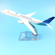 16 см сплав металла воздуха Garuda Indonesia Airbus 330 A330 модель самолета Модель самолета w Стенд ремесло коллекция подарков 2024 - купить недорого