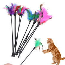 60 см забавная игрушка для кошек, палка для кошек с маленькими перьями колокольчика, игровой стержень, игрушки для домашних животных, случайный цвет LFD 2024 - купить недорого