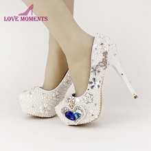 2018 роскошные белые вечерние туфли-лодочки в форме сердца; Свадебная обувь со стразами; обувь с кристаллами на платформе с любовью; свадебные туфли с голубыми кристаллами 2024 - купить недорого