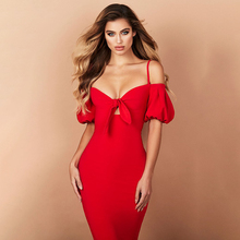 Ceñido vestido rojo con tirantes finos y hombros descubiertos, moda 2018 2024 - compra barato