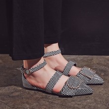 Sandalias planas de verano para mujer, zapatos femeninos de suela plana con botón de palabra, de Baotou, talla grande 11 12 2024 - compra barato