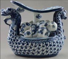 Изысканная интересная китайская Коллекционная декоративная старинная синяя и белая фарфоровая детская статуя из лодки-дракона 2024 - купить недорого
