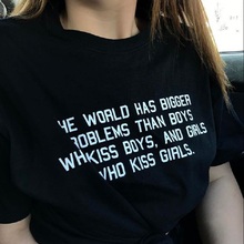 Футболка с рисунком для мальчиков и девочек «Who Kiss», «The World имеет большие проблемы, чем Boys Who Kiss», женская футболка, Tumblr, топы для женщин, модная одежда 2024 - купить недорого