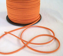 Бесплатная доставка, 100 ярдов, блестящий оранжевый плоский шнур из искусственной замши, 3 мм, блестящий оранжевый шнур из искусственной замши для браслетов 3 мм 2024 - купить недорого