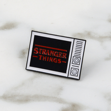 TV set esmalte broche Denim ropa bolsa solapa Pins STRANGER THINGS botón insignia dibujos animados serie TV joyería regalo para Fans 2024 - compra barato