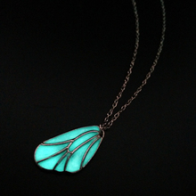 Donsheng-collar luminoso de ala que brilla en la oscuridad, gargantilla de mariposa, colgante, color azul, fluorescente 2024 - compra barato