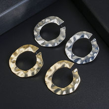 Серьги-кольца серебристые и золотистые неправильной геометрической формы 2024 - купить недорого