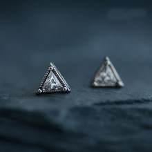 Женские треугольные серьги-гвоздики из серебра 925 пробы 2024 - купить недорого