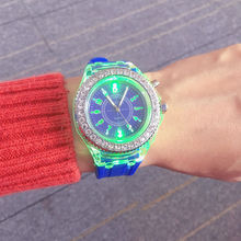 2018 Женева световой светодиодный силиконовые спортивные часы Для женщин кварцевые часы дамы Для женщин Наручные Часы Relogio Feminino Relojes Mujer 2024 - купить недорого