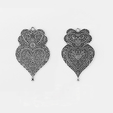 Viana de flor de filigrana hueca antigua, colgantes de amuletos de corazón para fabricación de collares, accesorios de joyería, 58x37mm, 12 Uds. 2024 - compra barato