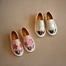 Обувь из искусственной кожи с блестками для мальчиков и девочек; коллекция 2016 года; сезон весна-осень; повседневная обувь для детей; обувь на плоской подошве; брендовая Серебристая Детская универсальная обувь 2024 - купить недорого