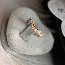 Вспышки, классическое v-образное кольцо с инкрустированным кристаллом, кольцо золотого цвета с хвостом, корейское ювелирное изделие 2024 - купить недорого