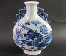 Elaborado antigo chinês azul e branco porcelana dragão oblate vaso 2024 - compre barato