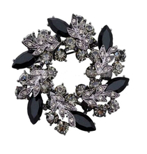 Gun Black Plated Unique Style Black and Grey Rhinestone Crystal Wreath Diamante Pin Brooch 2024 - купить недорого
