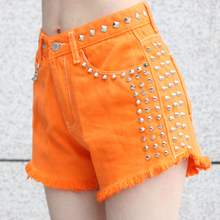 Pantalones cortos de mezclilla con remache de metal personalizados orangecolor caramelo de verano para mujer, pantalones cortos sexis de estilo hip-hop punk con remaches 2024 - compra barato