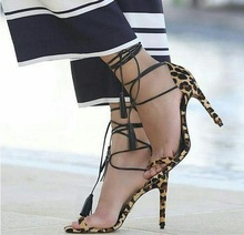 Большой размер 44, летние популярные новые женские леопардовые сандалии с открытым носком, перекрестной шнуровкой, кисточками и кисточками, модельные туфли на высоком каблуке, женские сандалии для вечеринок 2024 - купить недорого