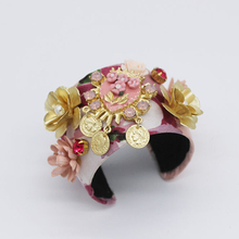 Женский широкий браслет с цветком, асимметричный розовый браслет с геометрическим узором, регулируемый браслет на запястье 2024 - купить недорого